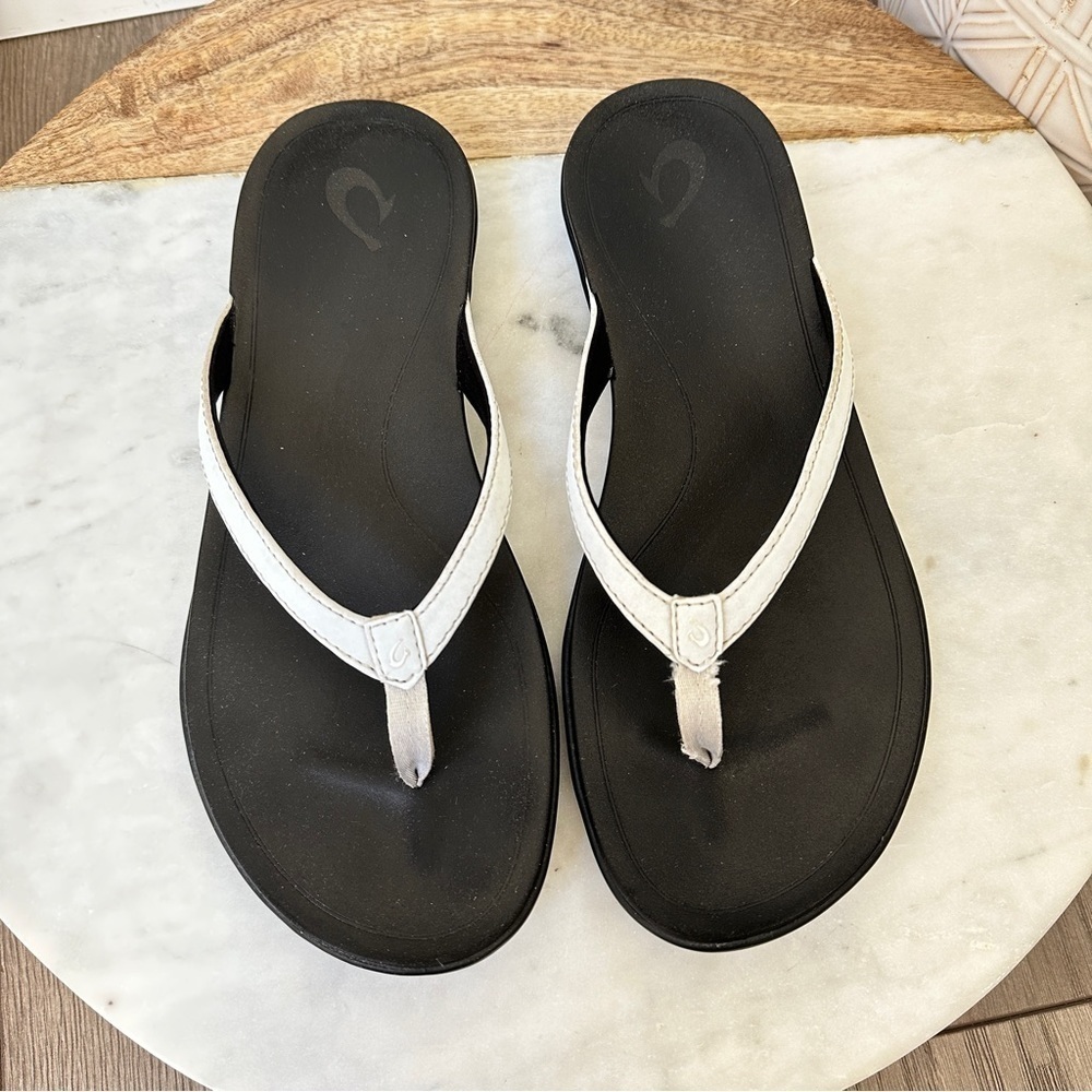 OluKai Ho'opio White/Onyx Strap Flip
Flop Sandals Women's Size 9 - Picture 6 of 11